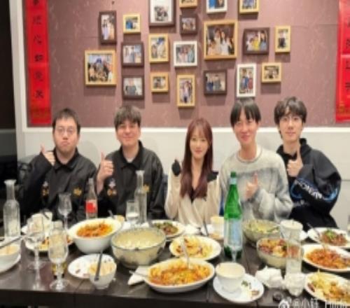 小鈺分享照片:完美的巴黎之旅一次性收獲和四位冠軍的合影hhhh