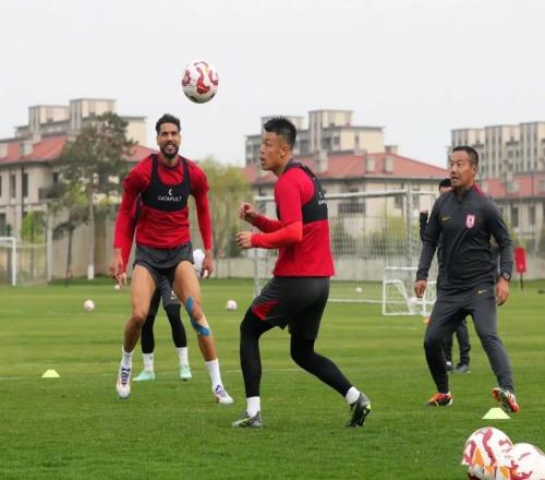 中超降级队被曝换帅!洋帅保级失败走人,43岁菜鸟主帅接替上任