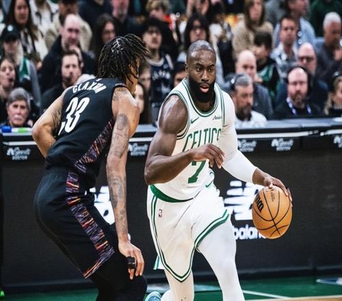 布朗无愧FMVP，绿军37分大胜！武器28+11创新高+超六保7胜0负铁律