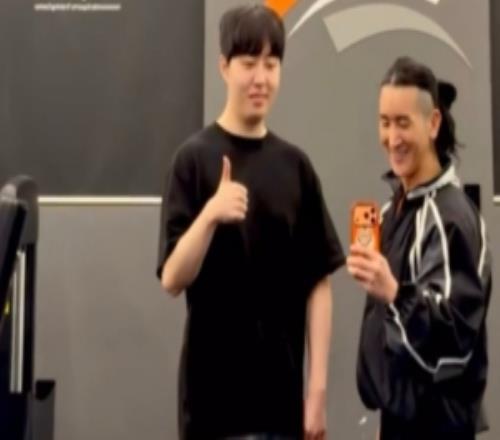 頭發將傳來“噩耗”健身教練分享Kanavi合影及運動動態