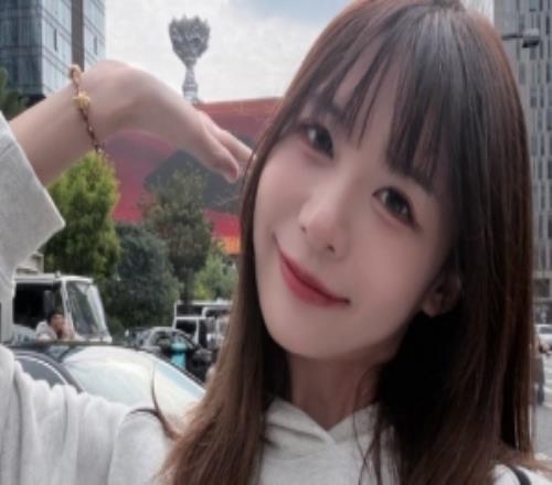 解说瞳夕晒日常照:满满的英雄联盟氛围感