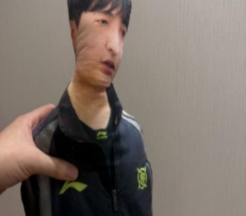 HOYA晒粉丝送的抽象礼物：xiexieliwu今天加油！！