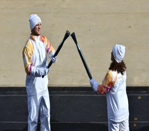 奥运要来了!保利尼参与冬奥会圣火交接并携火种抵达意大利