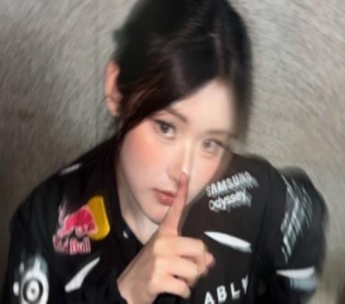 支持者FiftyFifty成員Athena穿上了T1的隊服