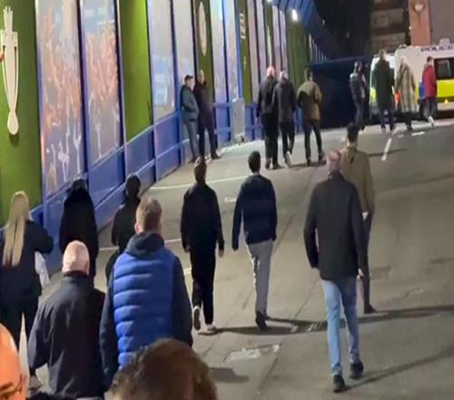 主场半场02落后巴黎,部分蓝军球迷在中场休息时提前离场