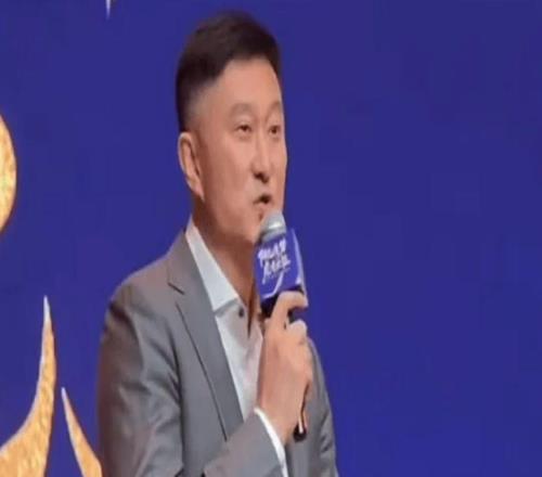 杜锋:没有被海哥严厉批评,新赛季要取得好成绩,然后一起快乐