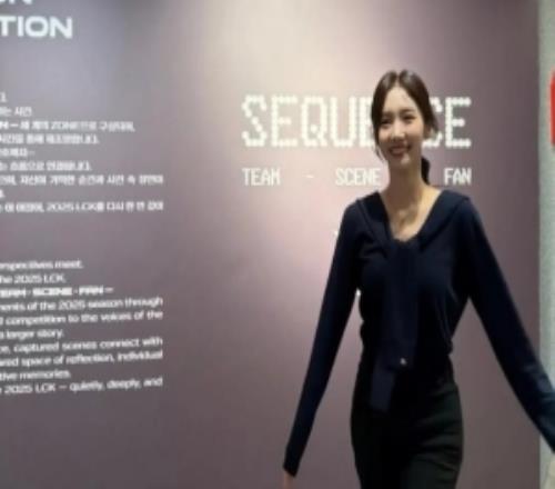 LCK主持人尹秀彬分享LCK摄影展参观照:过去的一年转瞬即逝