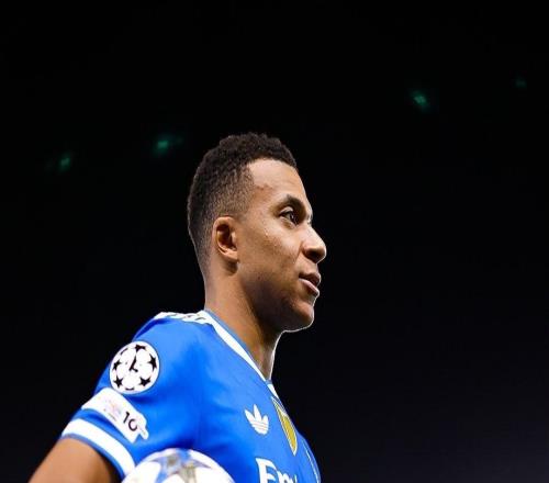 姆巴佩曬手拿全場MVP獎杯和比賽用球照片：團結一致