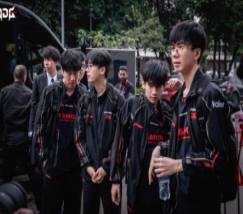 JDG發布戰勝LOUD賽後返圖：再接再厲，堅定向前！