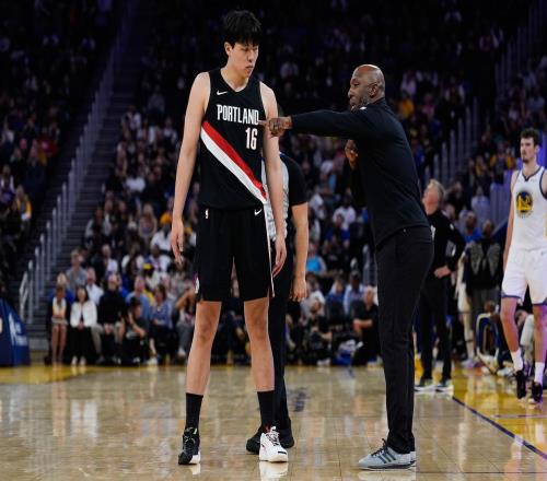 杨瀚森为什么会迎来大爆发!比如普斯忍不住说出心里话,原来如此