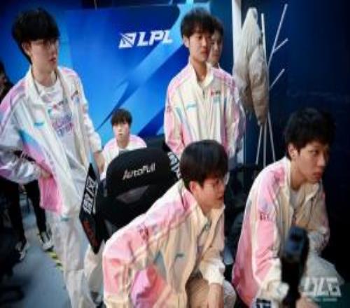 一张图让粉丝内讧BLG发布赛场返图：其中队友都在复盘而Bin坐着发呆