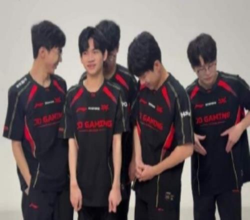 JDG分享選手拍攝花絮：調皮的小徐暈碳的小燦