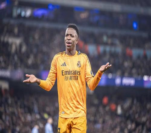 维尼修斯现在的状况,续约还是不续约,对他来说都难以接受