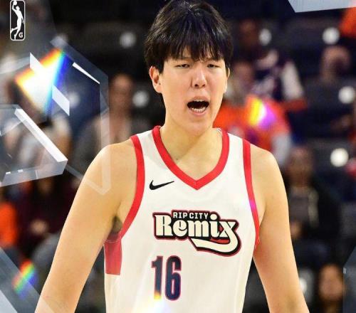 恭喜!杨瀚森轰14+17连创新高,自评进步:脚步能跟上后卫了