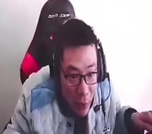 逆天！5090跑2K卡飛直播間7W人大司馬8萬元電腦被抖音提醒：當前性能過低！