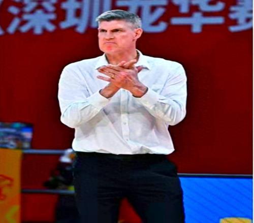 CBA下课潮涌四主帅位置堪忧，刘炜不知让谁投，邱彪困难在后头