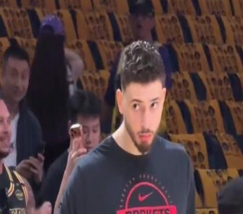 起立致敬詹姆斯申京：我站起來是因為要掏口袋，和他沒關係