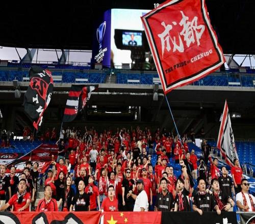 中超又被罚!亚足联官宣:蓉城球迷向韩国球员扔水瓶,罚款2.1万