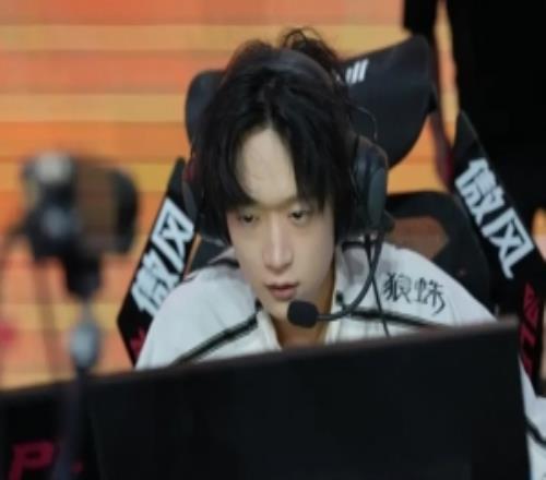 Shanks：Rookie选手对线打得很好，他的卡牌玩得很好