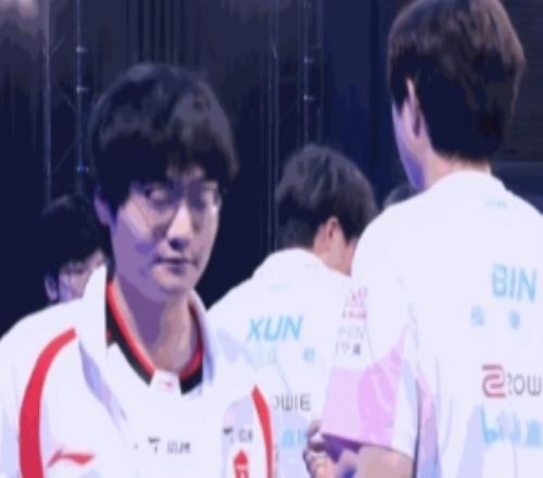 依舊誠信互剛Bin賽後挺直腰杆與TES眾選手擊拳