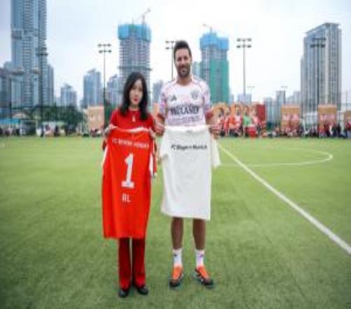 AL官宣與拜仁慕尼黑聯動：老板菲菲與拜仁傳奇皮薩羅交換球衣並合影