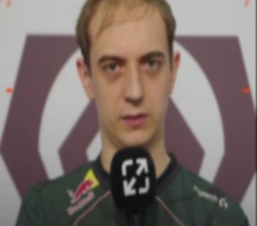 赛事官方分享Caps选择心中最强中单：ChovyKnightFaker