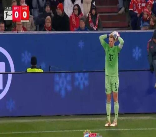 这才是主业,诺伊尔对阵美因茨的比赛中亲自投掷界外球