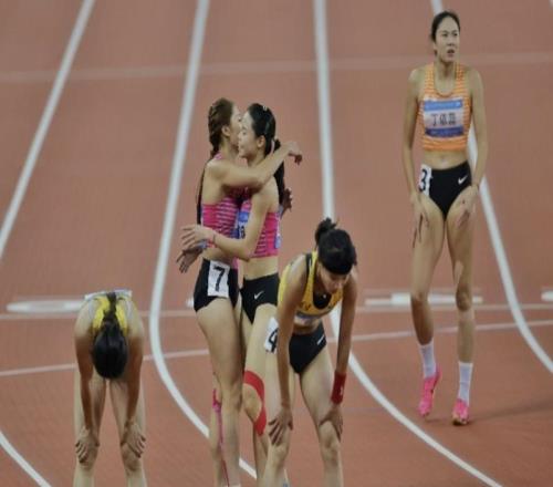 勞模莫家蝶輕鬆蟬聯400米欄冠軍成雙冠王，還將兩項衝金