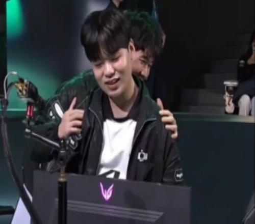 解說雨凡：追了啊！好激情啊許哥career的眼淚很快就得到了回應