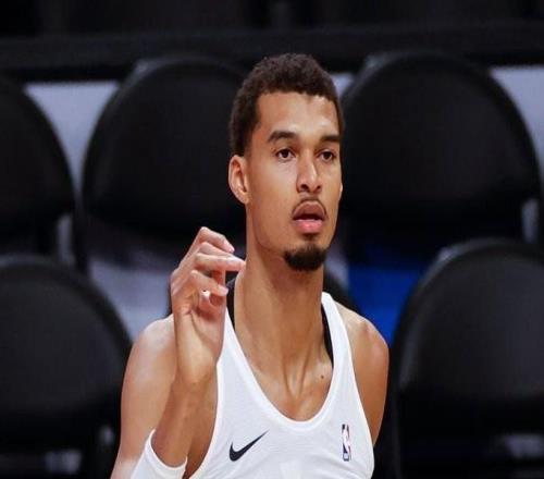 官方:文班亚马将于明日对雷霆的NBA杯复出,此前已缺阵12场