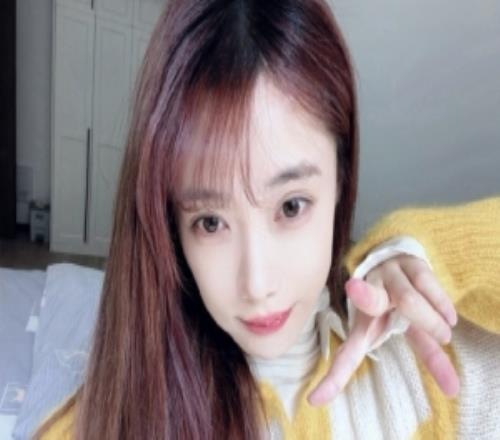 主持人小钰晒照：除夕快乐大家看看你们的年夜饭