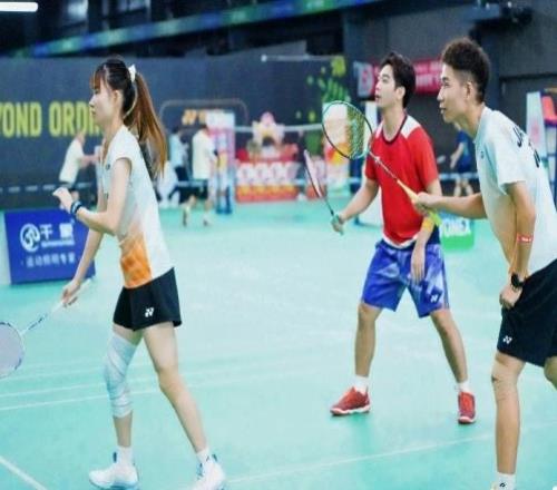 三人成行,无界竞技!“翎跃山海”羽毛球巡回赛广州站举行