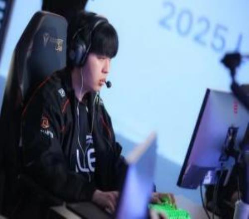 Kanavi：之前我的赵信在前期从来没崩过，只出巨型九头蛇