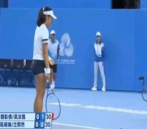 十五运会网球赛场出现“蟑螂”官方回应:是趋光夜行性飞蛾