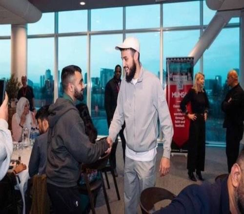 曼聯在老特拉福德舉辦球迷開齋晚宴，馬茲拉維出席