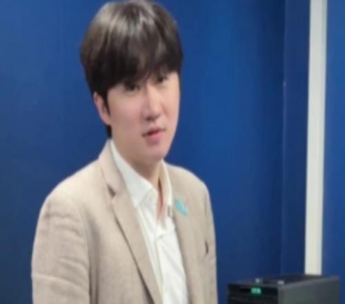 BLG分享賽後視頻：丹神直拍，發表賽後演說中