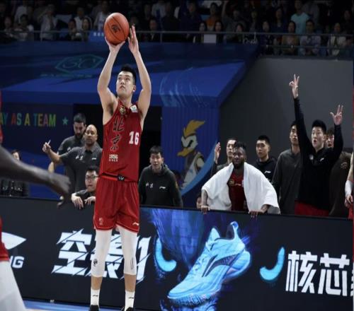 見(jiàn)鬼了！登場(chǎng)16分鐘，所有數(shù)據(jù)都掛0，連犯規(guī)也是0，球迷：真混子