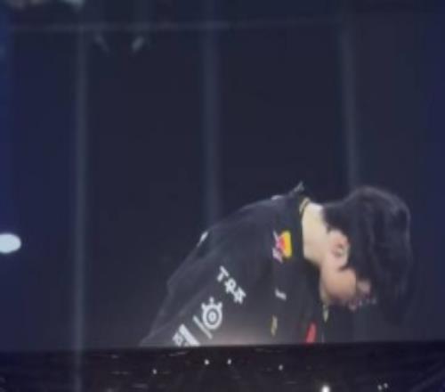 媒体人:Faker在全场喊声中向舞台各个方向的观众鞠躬GOAT