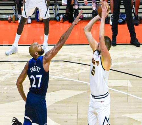NBA季前賽：約基奇14分與戈貝爾互肘華子休戰(zhàn)森林狼仍勝掘金