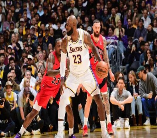 东詹49分率湖人大胜：詹皇破51000分艾顿10中10成队史首人