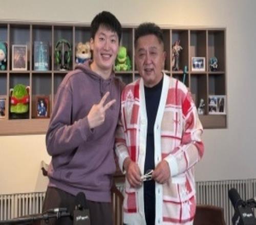 人捧人高!管泽元晒与于谦合影:终于让谦大爷给我捧上了!