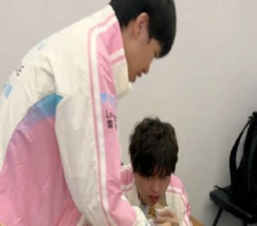 BLG分享选手后台花絮：圈恩泡了泡面加肠版最后大家一起分食