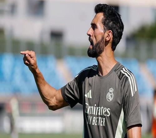 记者:阿韦洛亚早上7点就抵达训练基地,比球员们早到两小时