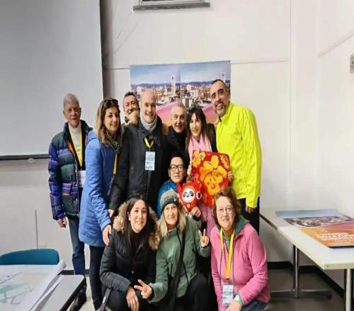 北京小夥帶上“馬墩墩”，在米蘭傳遞冬奧聖火