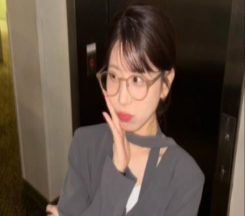 LCK主持人志宣分享照片并配文：朋友们，中国见