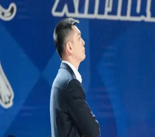 潰敗新疆楊鳴發布會直指外援實力問題，楊鳴申請離職沖上熱搜！