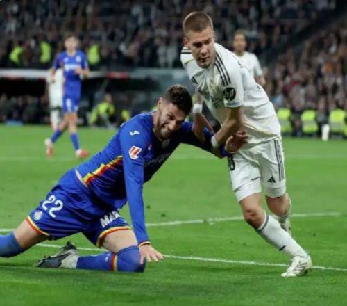 马斯坦托诺辱骂裁判“无耻”染红,皇马连败之夜添阴影