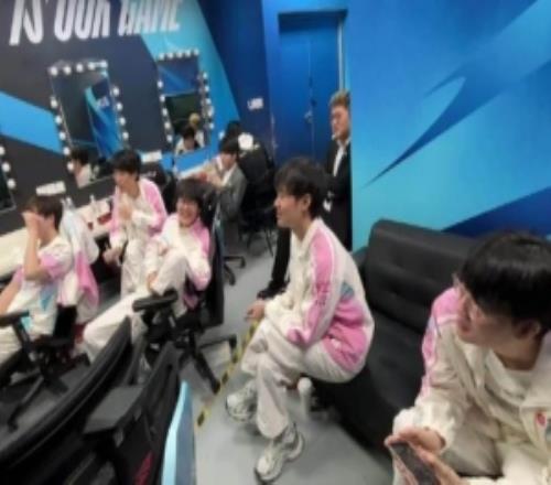 BLG發布對陣TES賽前視頻：依舊沉浸式解說觀賽鏡子裏還有個丹尼