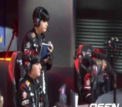 T1教練Tom：團隊氛圍非常好，選手之間可以自由地交流各種意見