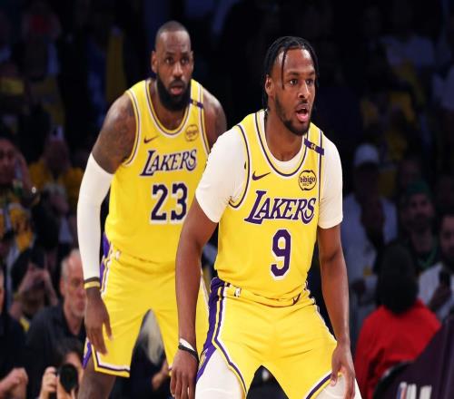 维拉纽瓦:布朗尼有两张全明星球员票,一张他自己投的&一张是他爹